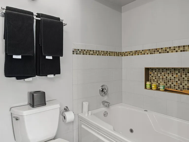1616 W Altgeld St — Photo 22