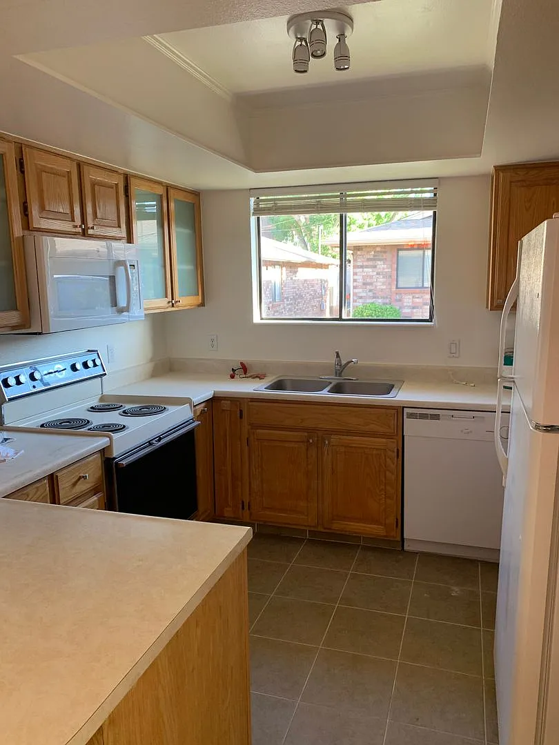 Available September 4th - 2 bed 2 bath for rent with covered parking — Photo 3