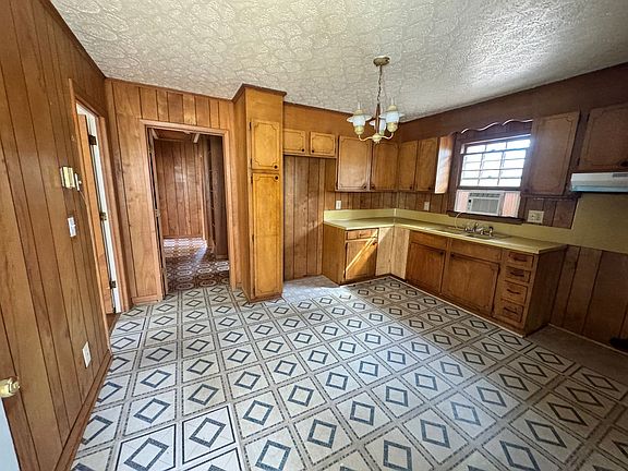4th image of 2070 Cottonwood Dr