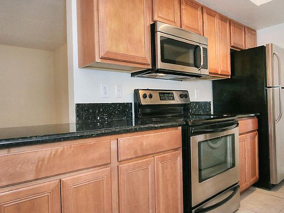4th image of 740 W Elm St Unit 217