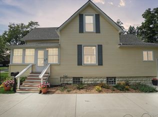 318 Hillcrest Ave, Grosse Pointe Farms, MI 48236