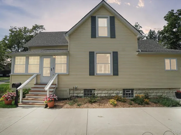 318 Hillcrest Ave, Grosse Pointe Farms, MI 48236