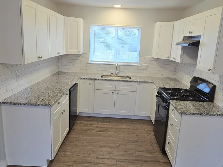 909 Van Horn St — Photo 3