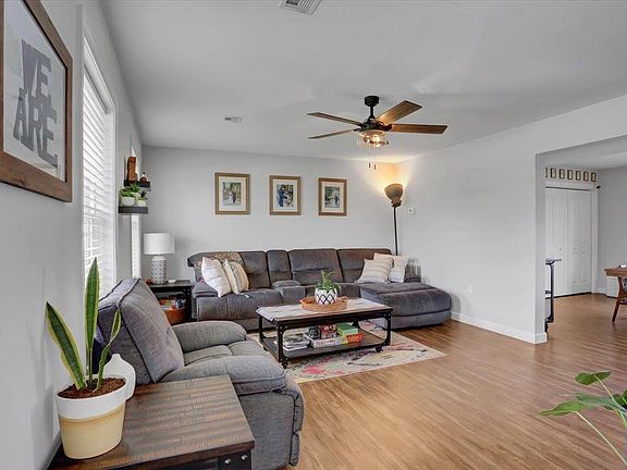 3rd image of 38 Clarissa Dr