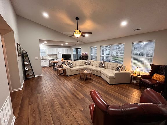 4th image of 135 E Quail Wood Ln