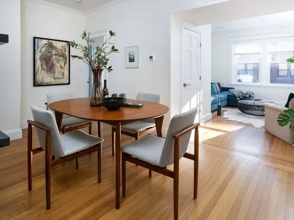 3 Greenway Ct APT 3, Brookline, MA 02446