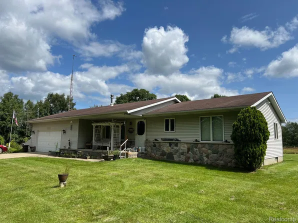 4460 Scholtz Rd, North Branch, MI 48461
