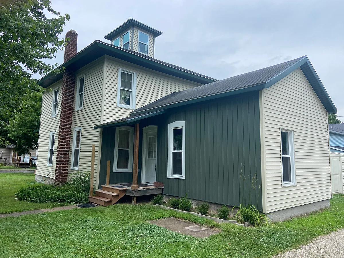 Side view to downstairs unit (not for unit C upstairs) - 502 E Green St #C
