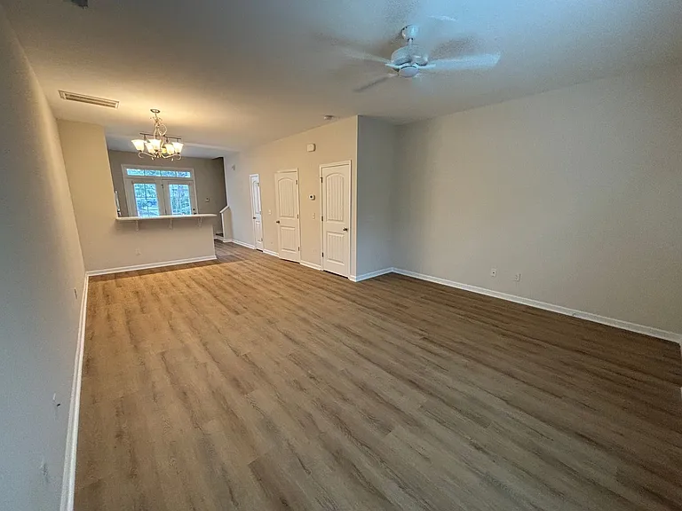 202 Jordan Ln — Photo 5