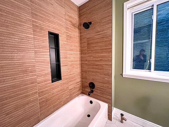5th image of 918 W Sunnyside Ave APT 1A
