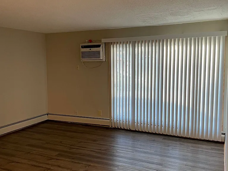 Cedar Avenue Apartments — Photo 9