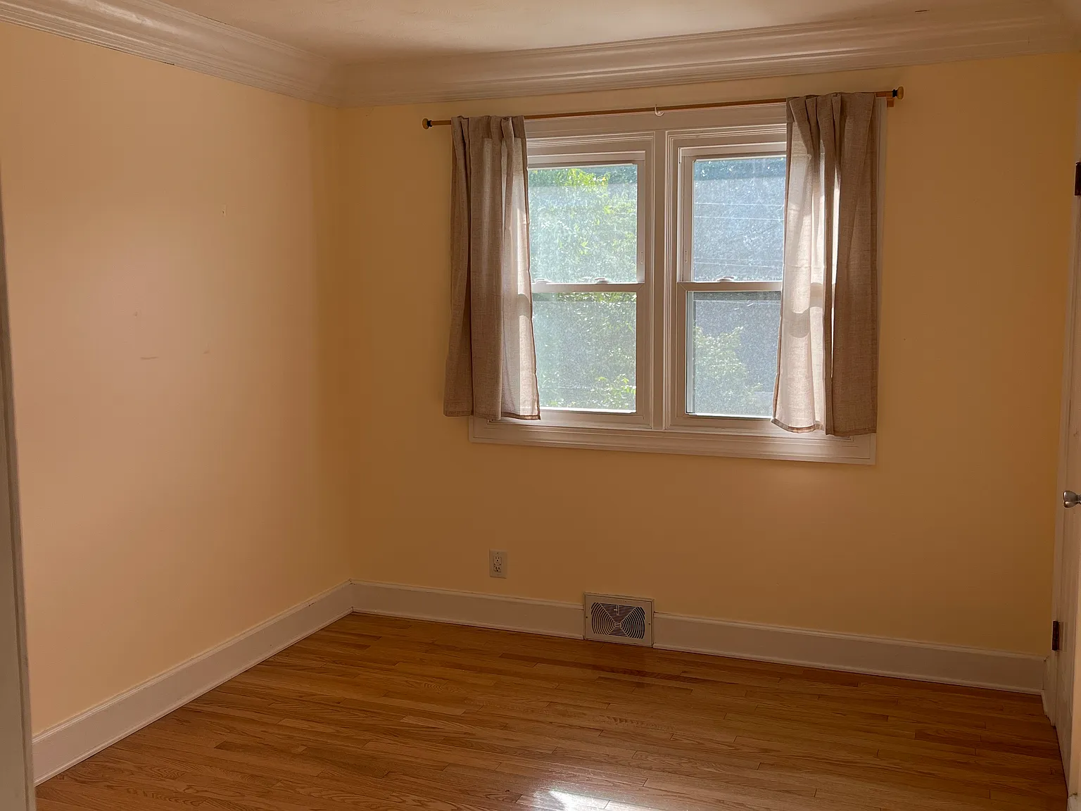 4 bed, 1.5 bath, 1250 sqft, $1,800 — Photo 4