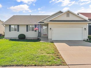 2806 Shadow Creek Ln, Des Moines, IA 50320