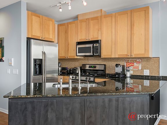 5th image of 934 W Cuyler Ave APT 2C