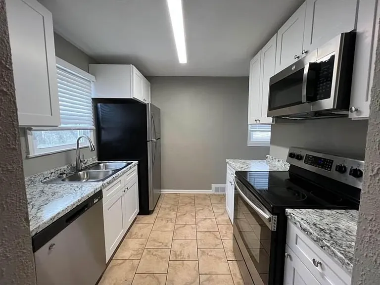 114 E Cass St — Photo 10