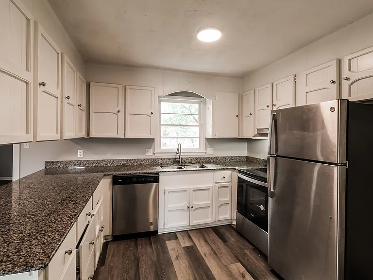 1678182_022_kitchen_13484835.jpg