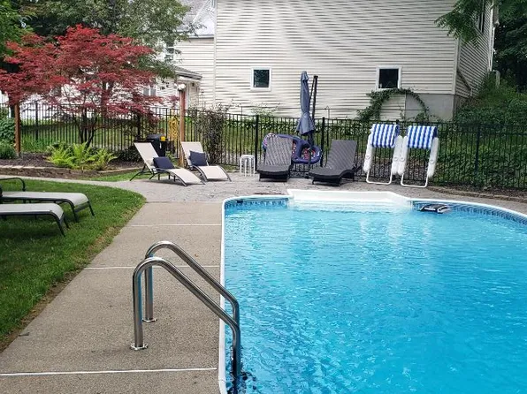 32 W Circular St, Saratoga Springs, NY 12866