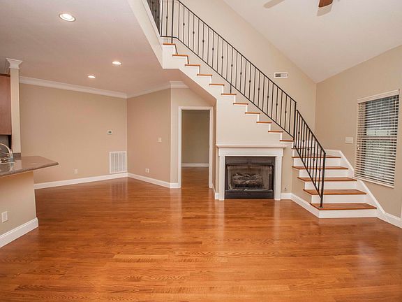 4th image of 566 Meadow Walk Ln