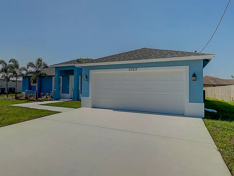 2352 SW Plum Ct — Photo 3