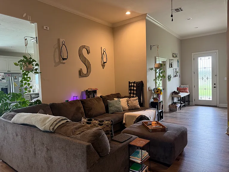 107 Liberty Dr — Photo 2
