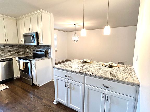 3rd image of 9332 Somerset Dr
