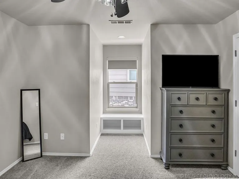 1200 S Laurel Ave — Photo 5