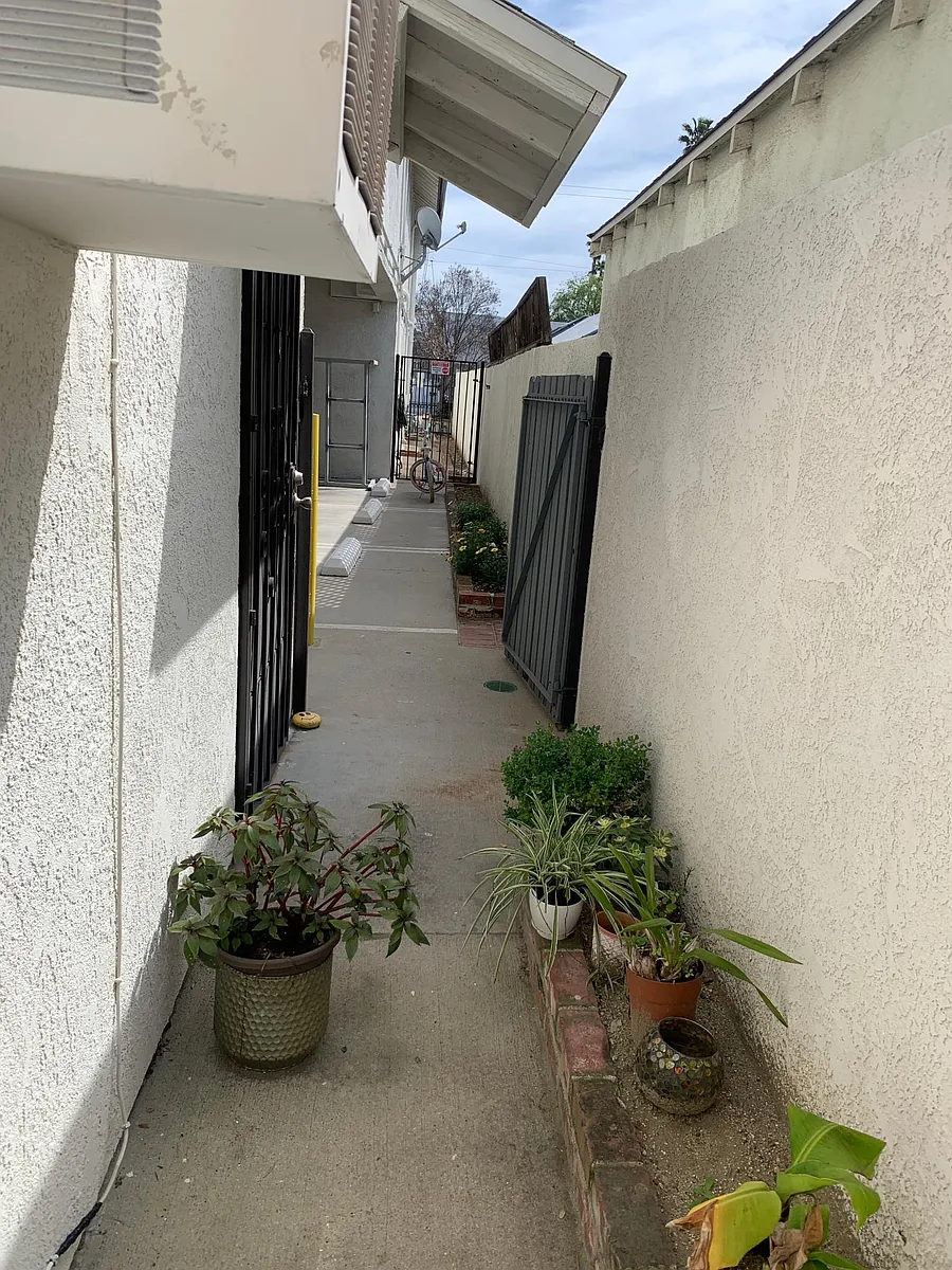 Building Photo - 5239 Wilkinson Ave #4