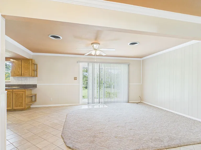 1206 Crenwelge Dr — Photo 2