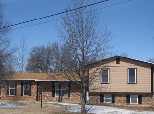 2 E Meadow Ln, Saint Peters, MO