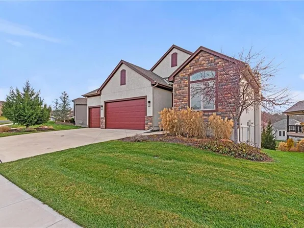 9844 Garden St, Shawnee, KS 66227