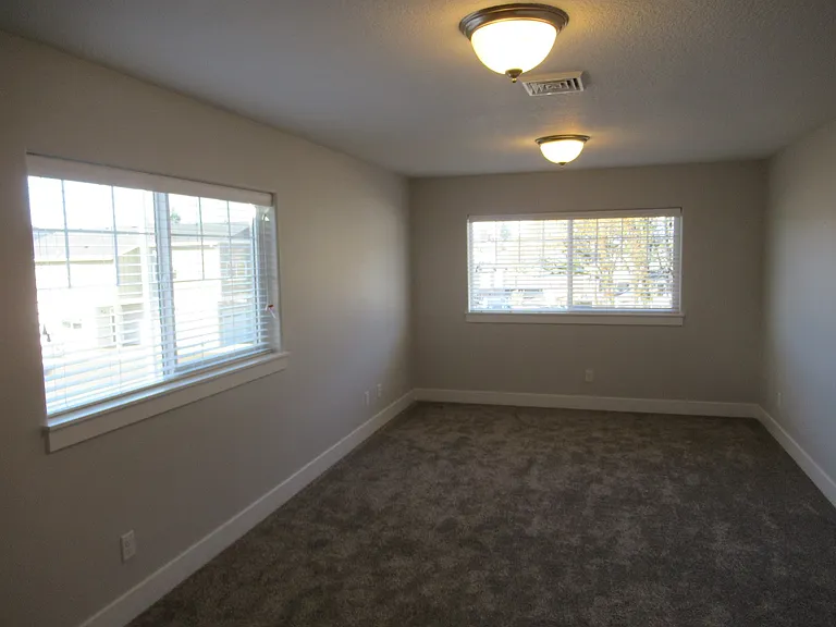 Large Duplex in South Salem! — Photo 15