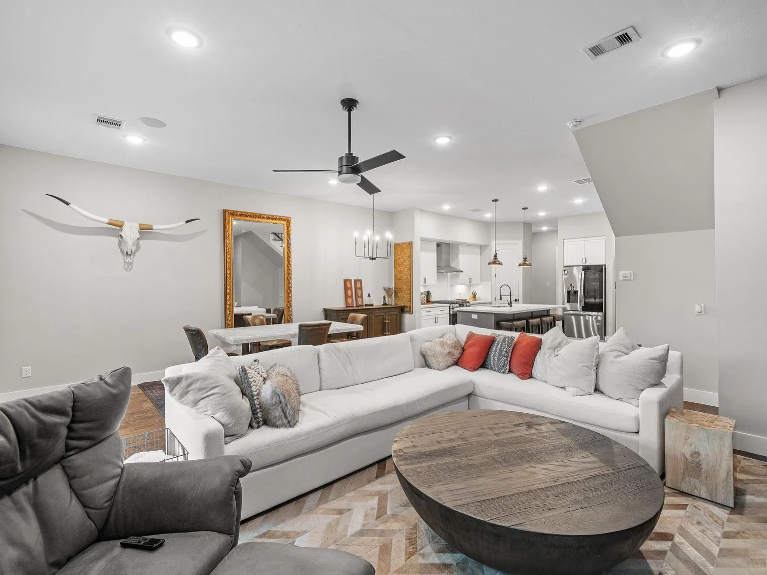 3 bed, 2.5 bath, 2115 sqft, $3,000 — Photo 3