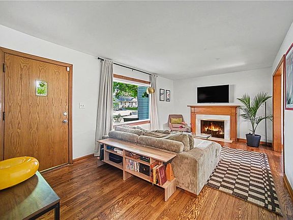 5th image of 5635 Beverly Ave