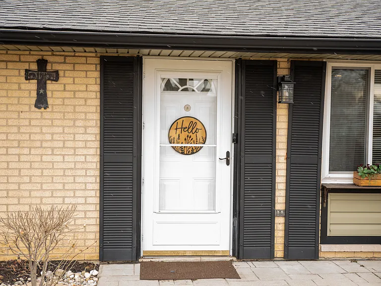Welcome to your home away from home! A charming and peaceful ranch-style retreat.