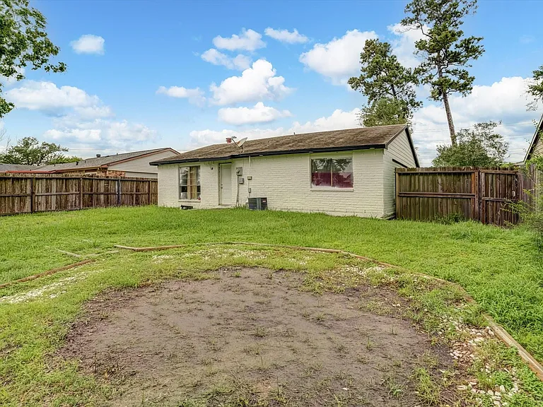 14618 Flair Dr — Photo 33