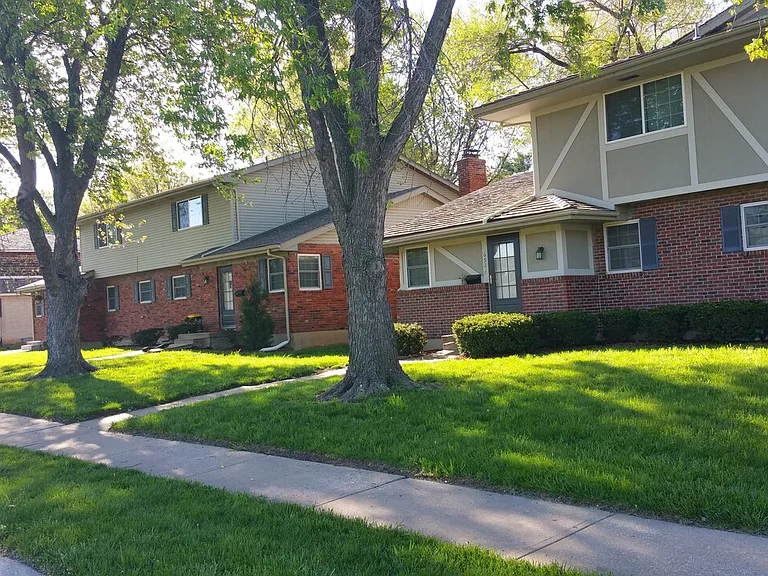 TONS OF SPACE! QUIET RESIDENTIAL NEIGHBORHOOD NEAR EVERYTHING IN OVERLAND PARK!