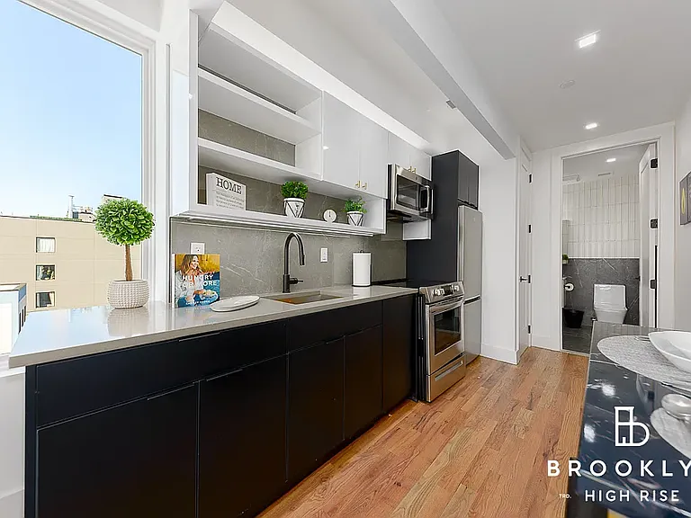1010 Rogers Ave #5F — Photo 3