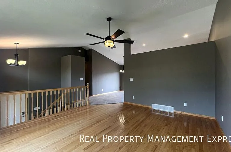 5208 S Birchwood Ave — Photo 3