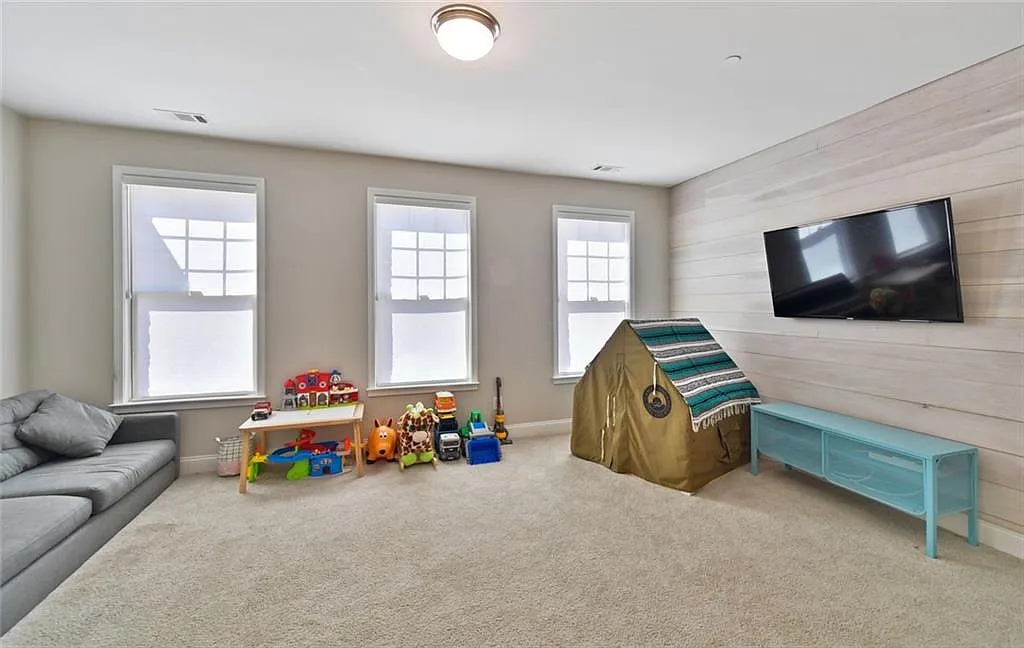 4 bed, 3.5 bath, 3081 sqft, $3,700 — Photo 4