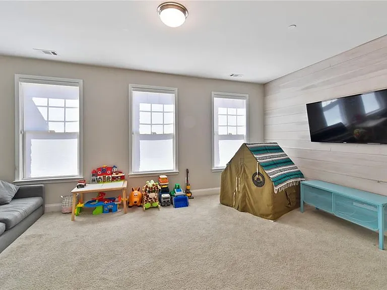 712 Alden Dr — Photo 4