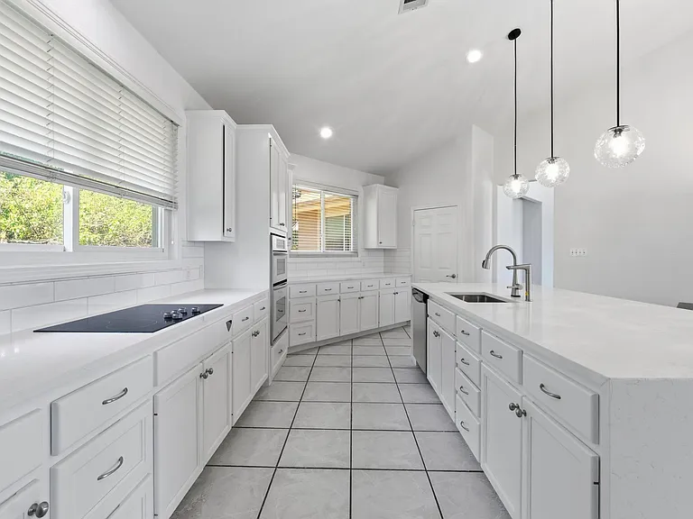 409 Beardsley Ln — Photo 3