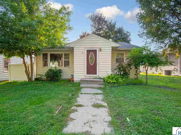 74 S Cordova Ave, Le Center, MN 56057
