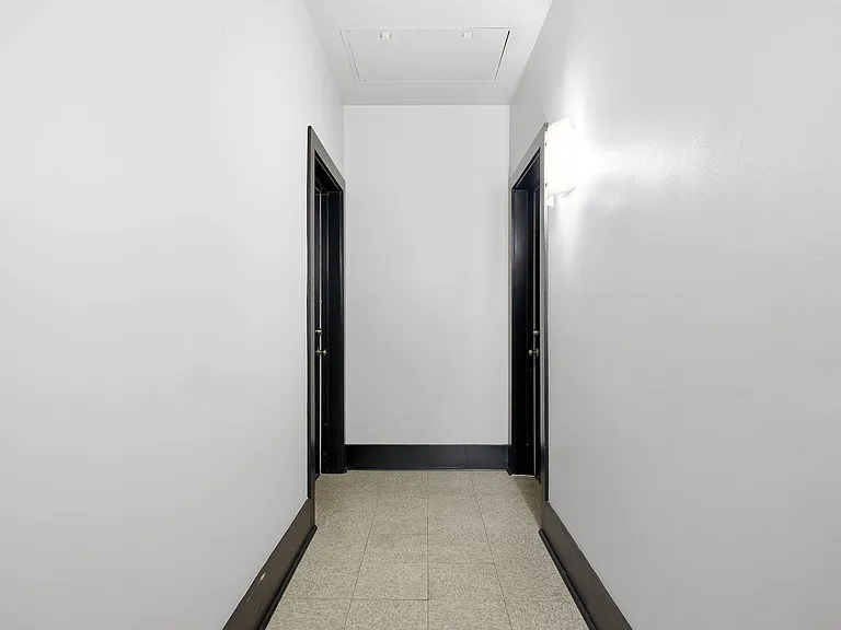 261 S Limestone #303 — Photo 45