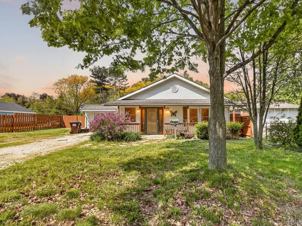 50 Clarence St, Belleville, MI 48111