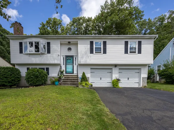 40 Hidden Pond Drive, Waterbury, CT 06704