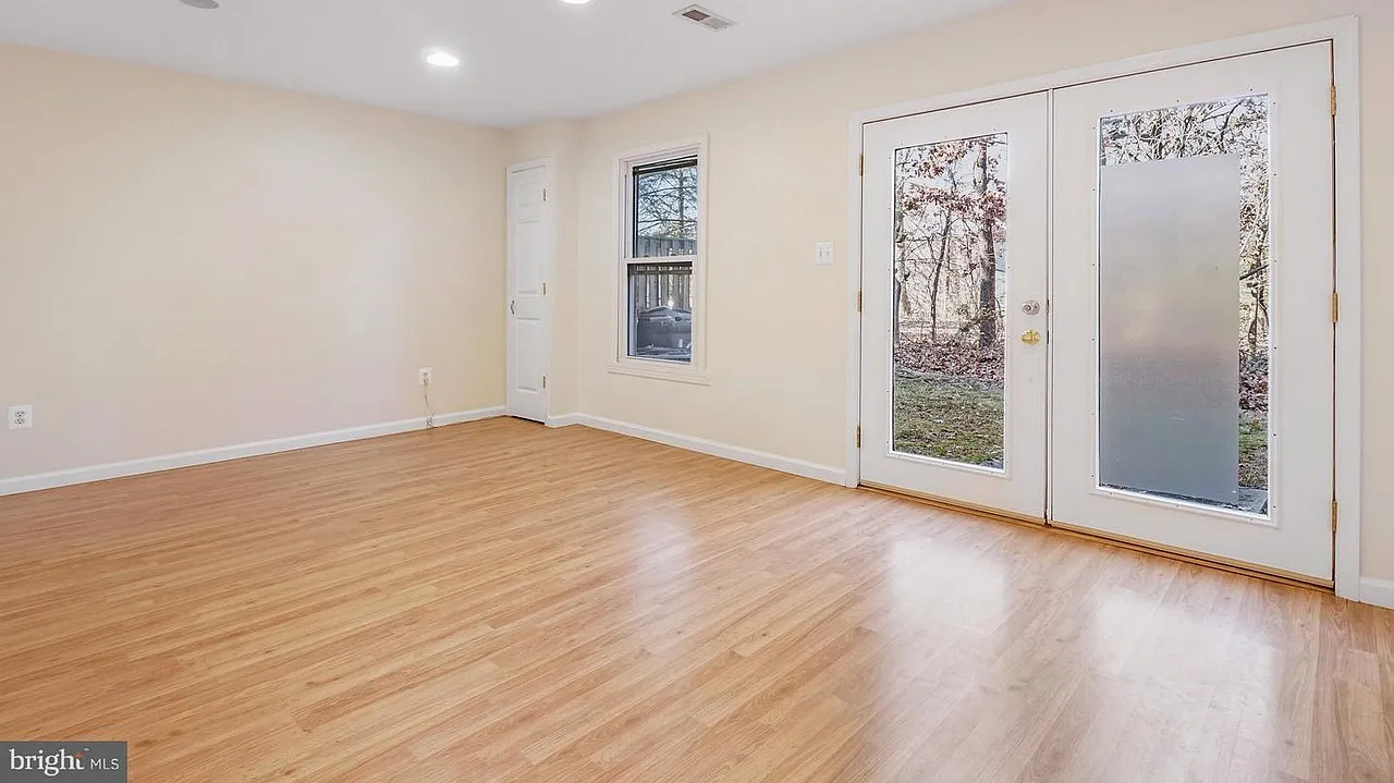 3 bed, 3.5 bath, 2052 sqft, $2,800 — Photo 3