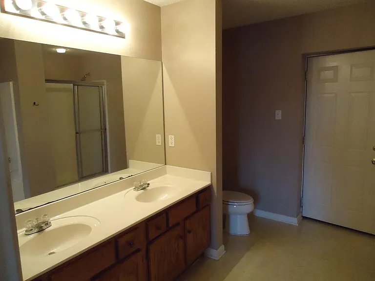 2106 Redwood Dr — Photo 2