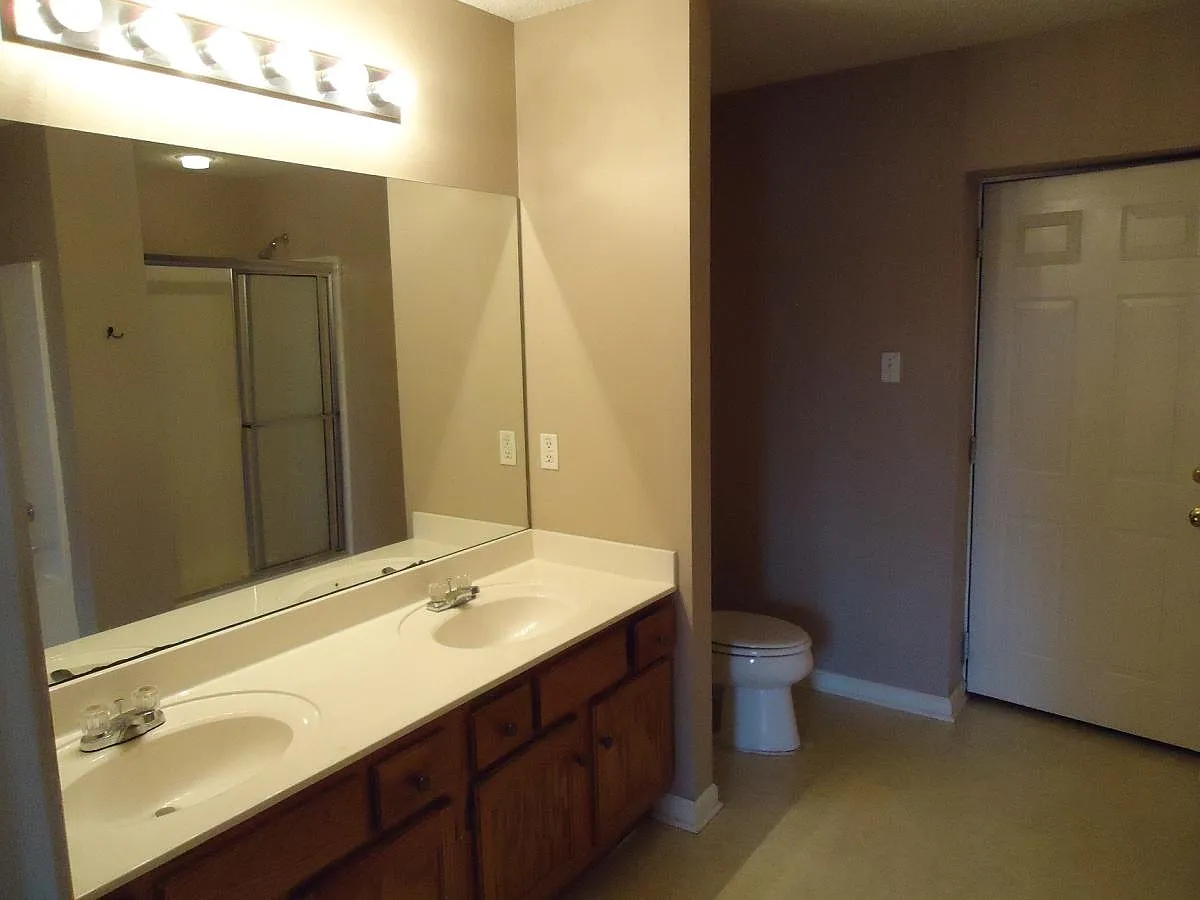 Building Photo - 2106 Redwood Dr
