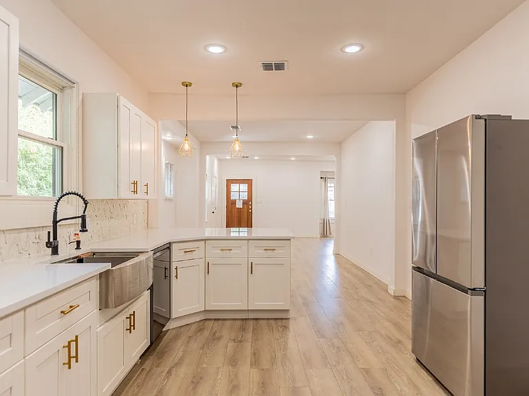 1010 Burnet St — Photo 17
