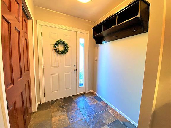 5th image of 903 Charlesgate Cir